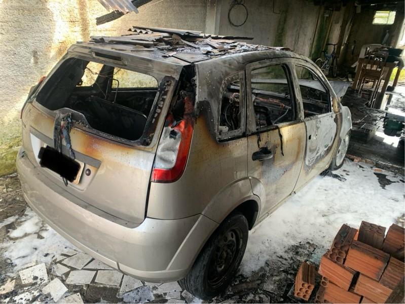 Criciúma: incêndio destrói carro que estava estacionado em garagem 