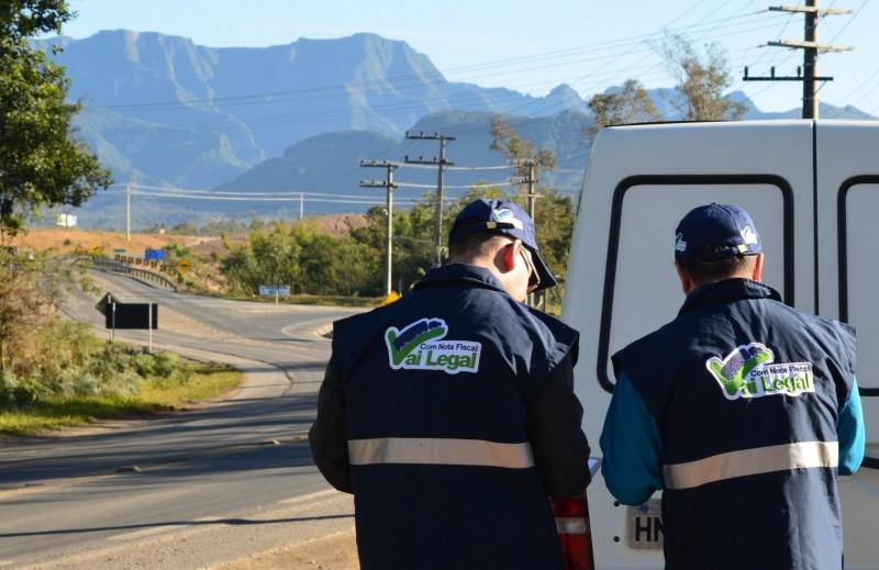 Blitz flagra oito veículos transportando mercadoria sem nota fiscal