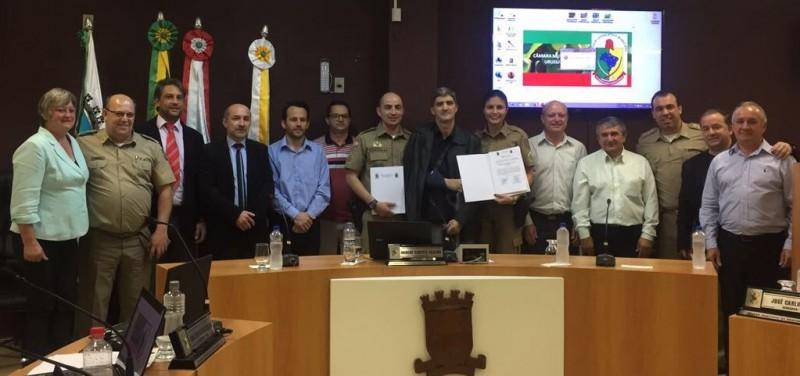 Após salvar vida, policiais recebem homenagem de Vereadores