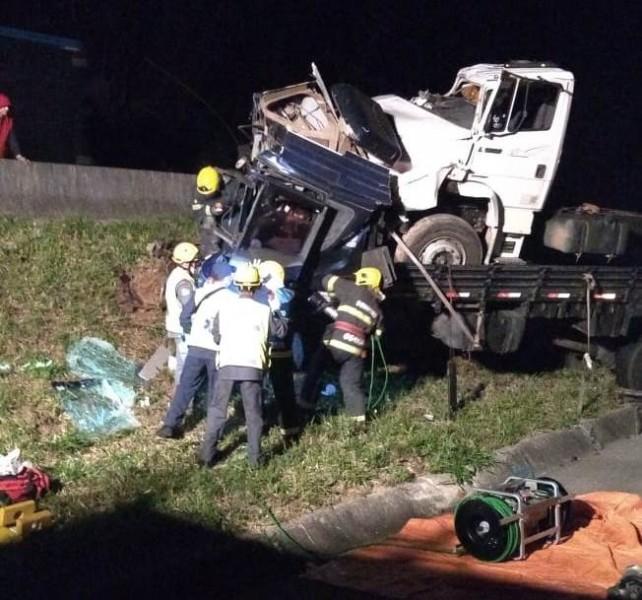 Colisão entre carro e caminhão deixa uma pessoa ferida na BR-101 