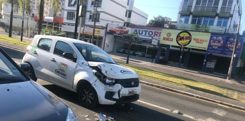 Em Criciúma, colisão traseira deixa trânsito lento na avenida Centenário 