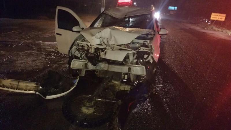 Motociclista fica em estado grave após colisão frontal
