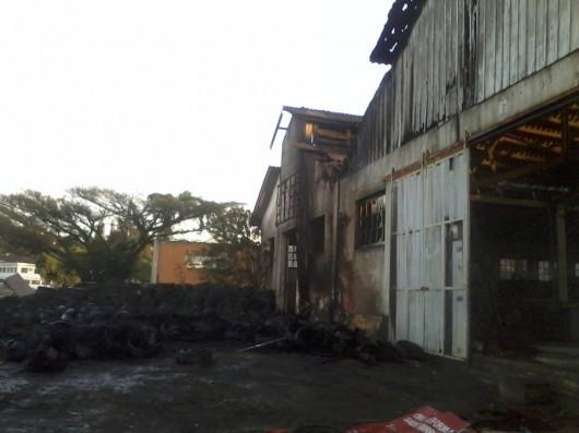 Corpo de Bombeiros combate incêndio em pneus no pátio da antiga CSN