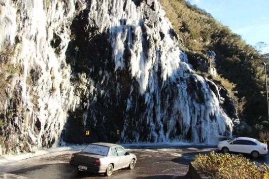 Frio intenso desta semana também congelou cachoeiras na Serra do Rio do Rastro