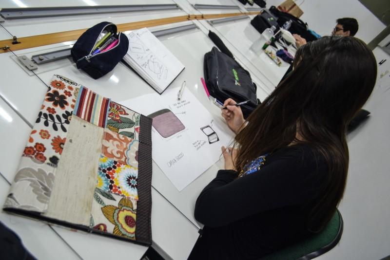 Projeto transforma resíduos de tecido em artigos de viagem artesanais