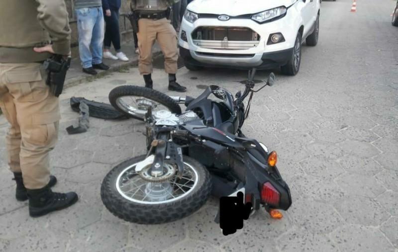 Motociclista fica ferido após colidir com carro