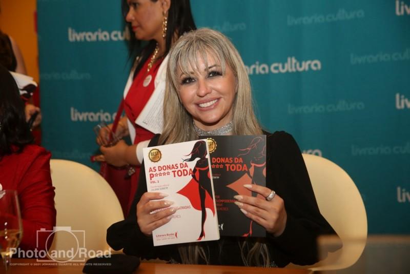 Escritora criciumense tem livro na lista de mais vendidos do país
