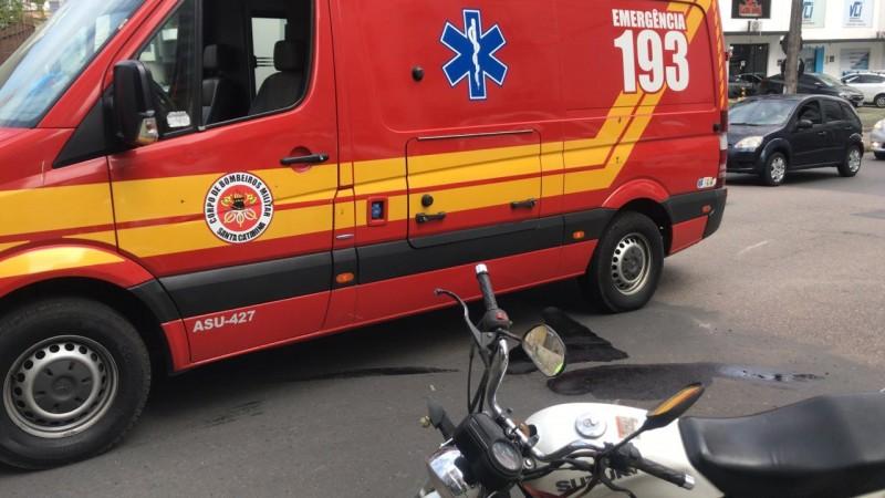 Colisão entre carro e motocicleta deixa um homem ferido em Criciúma 
