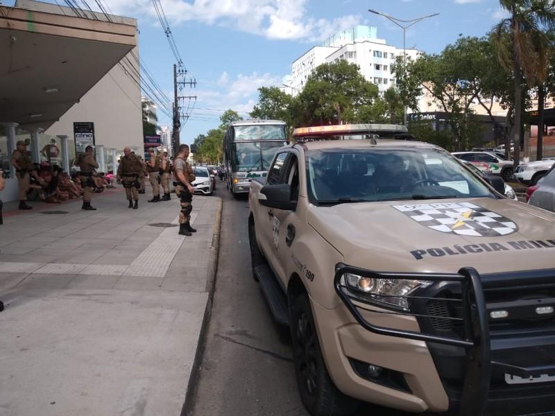Em abordagem na avenida Centenário, PM prende oito pessoas por tráfico de drogas