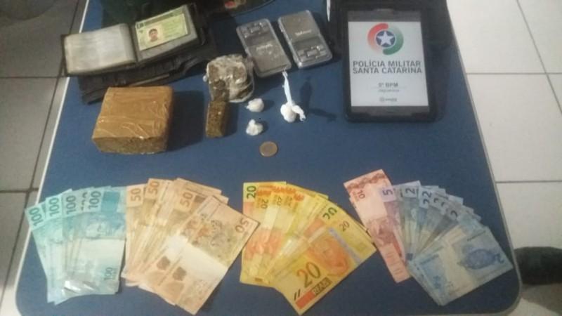 Dupla é presa acusada de tráfico de drogas em barreira policial