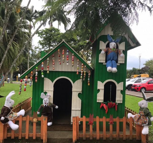 Praça de Siderópolis recebe decoração de Páscoa