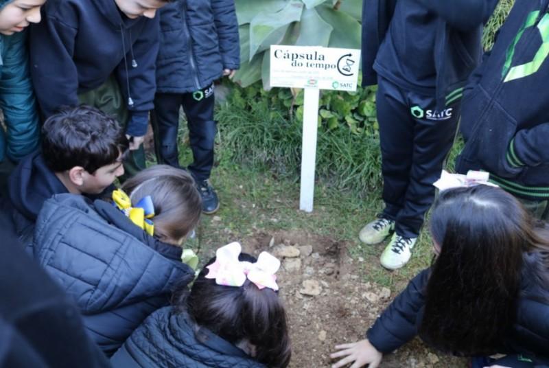 Estudantes enterram cápsula do tempo na Famcri