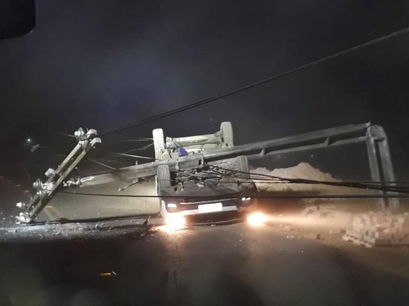 Motorista fica ferido após colidir veículo contra um poste