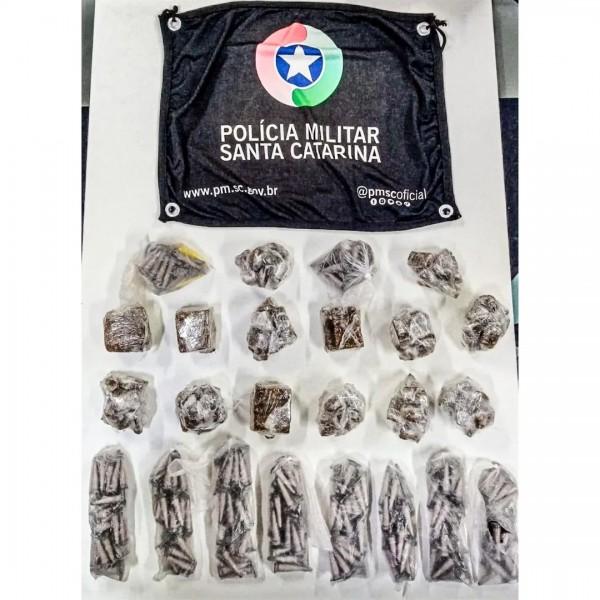 PM apreende comprimidos de ecstasy, cocaína e maconha em condomínio residencial de Tubarão 