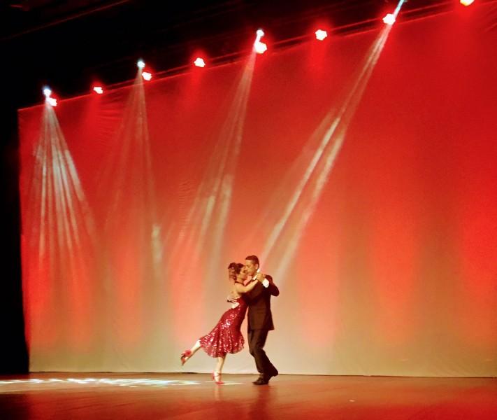 Apresentação de tango para idosos visa estimular o contato com a arte e um momento de descontração