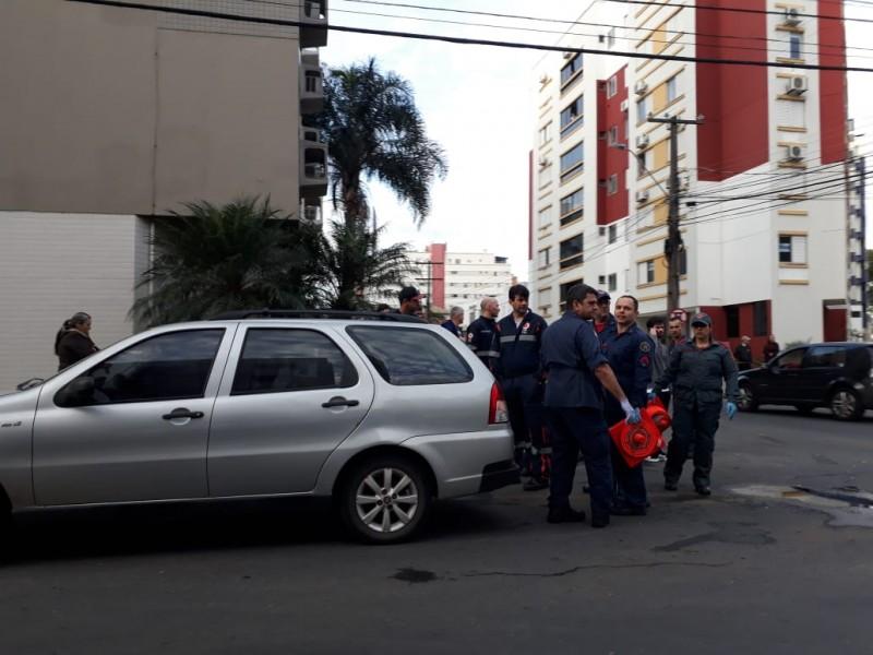 Motociclista sofre queda após colisão no Centro de Criciúma