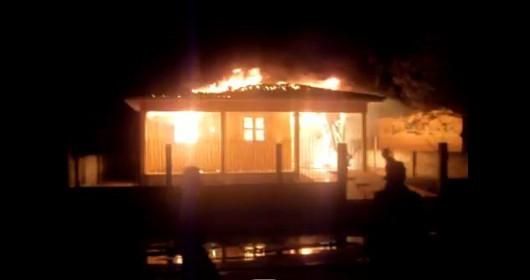 Incêndio destrói casa no Rincão (vídeo)