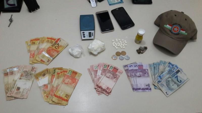 Trio é preso por tráfico de drogas, no bairro Próspera