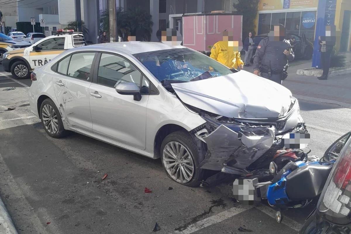 Idoso tem mal súbito dirigindo, atropela pedestre e colide em carros estacionados