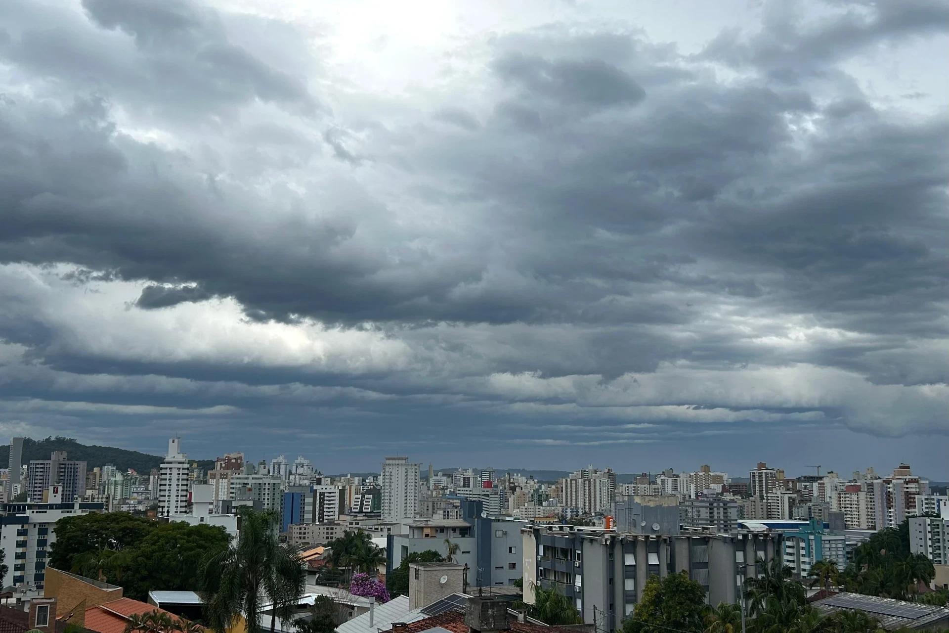 Terça-feira será marcada tempo nublado e pancadas de chuvas na região carbonífera