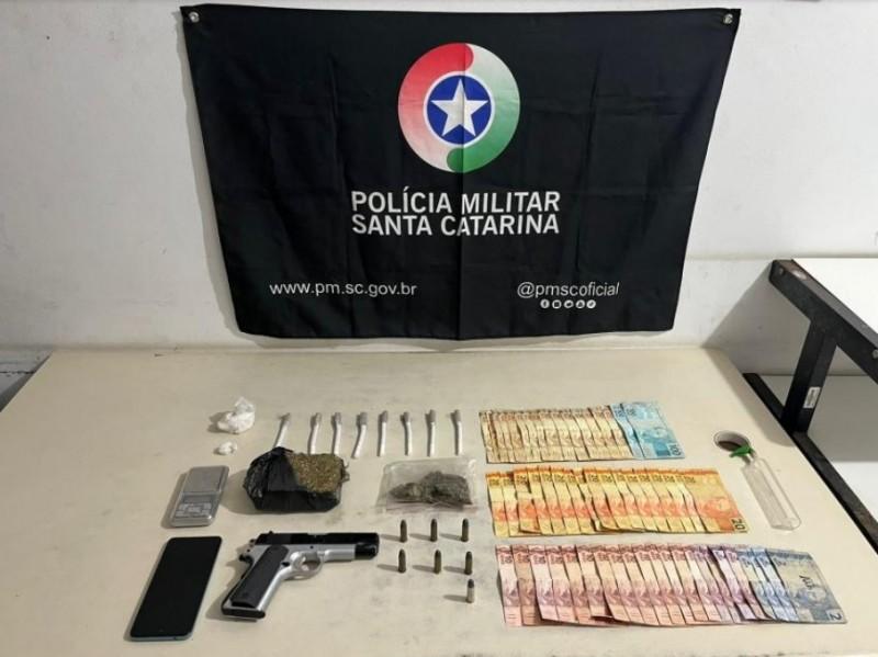 PM apreende simulacro de arma de fogo, drogas e dinheiro em casa de Jacinto Machado