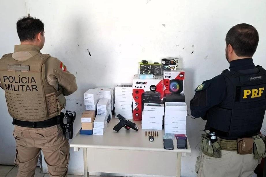 Fotos: trio é flagrado com pistola carregada e mais de 60 celulares furtados