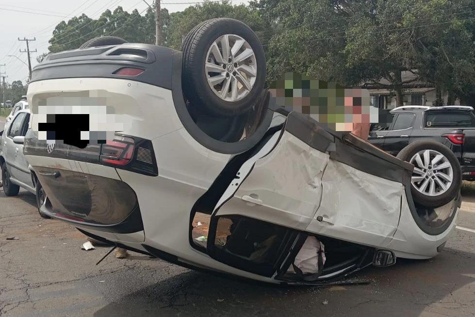 Colisão frontal entre veículos deixa passageira ferida na SC-449