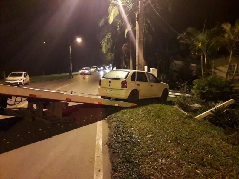 Carro derruba cerca e invade terreno de residência no bairro Laranjinha; condutor fugiu do local