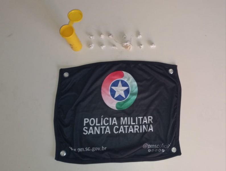 Jovem de 23 anos é preso por tráfico de drogas em Criciúma