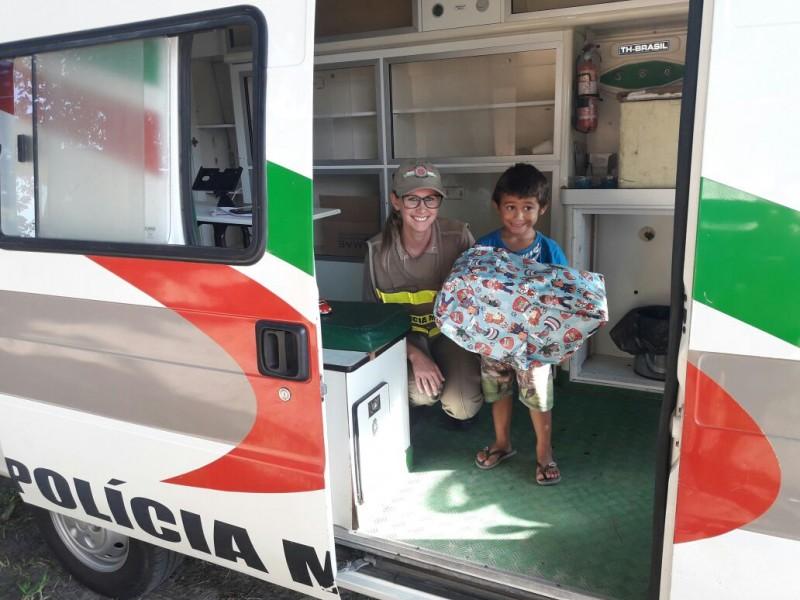 Criança vira amiga da PM e ganha presente durante Operação Veraneio