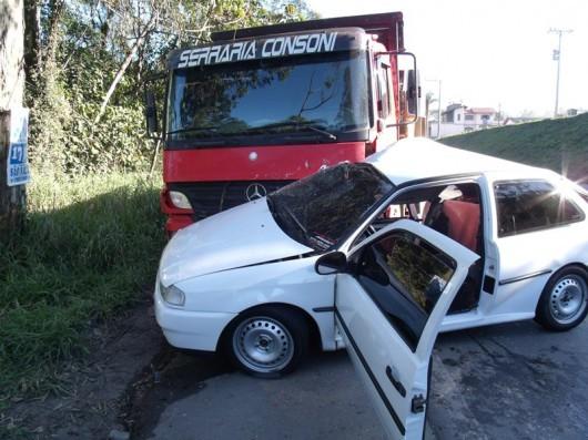 Carro rodopia na Serrinha em Siderópolis, invade pista contrária e colide em caminhão  