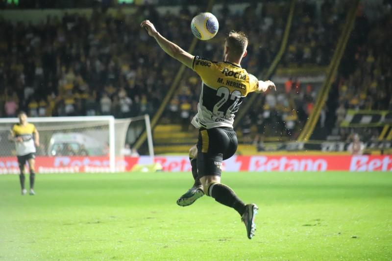 Tencati deve repetir esquema tático contra o Atlético-GO