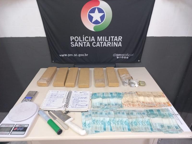 PM prende homem de 19 anos por tráfico de drogas em Criciúma