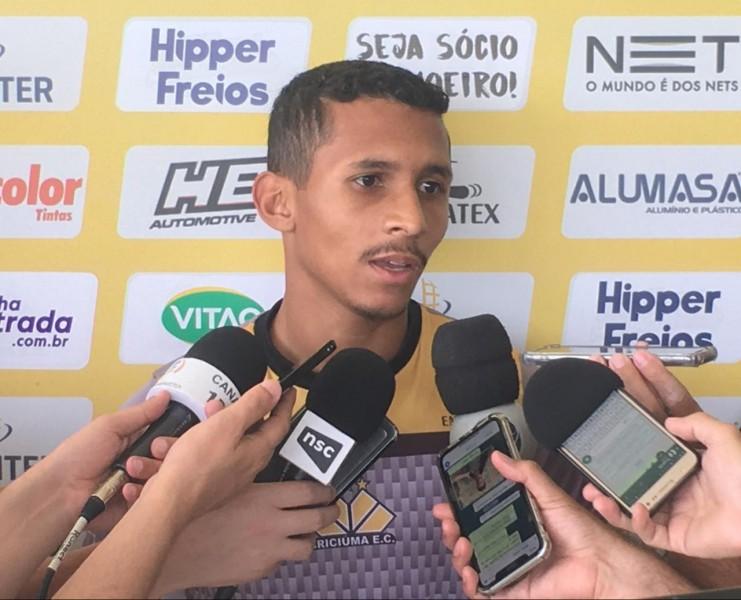 Com Carlos Eduardo suspenso e lesionado, Andrew ganha oportunidade na lateral direita
