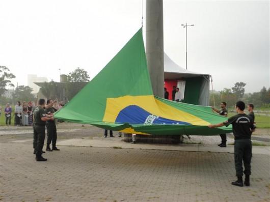 Bandeira nacional é trocada no Paço Municipal