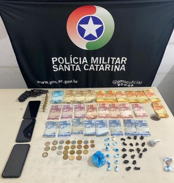 Dupla é presa por tráfico de drogas e posse de arma de fogo em Passo de Torres
