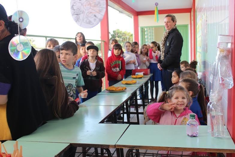 Escola Acácio Alfredo Villain realiza exposição sobre nutrientes