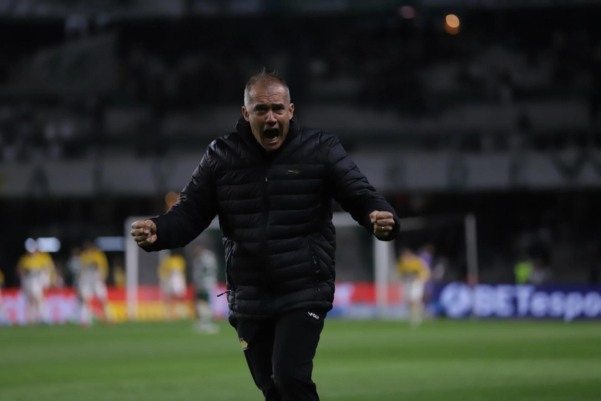 Eduardo Baptista deixa o gramado emocionado após a vitória sobre o Coritiba e exalta a torcida carvoeira