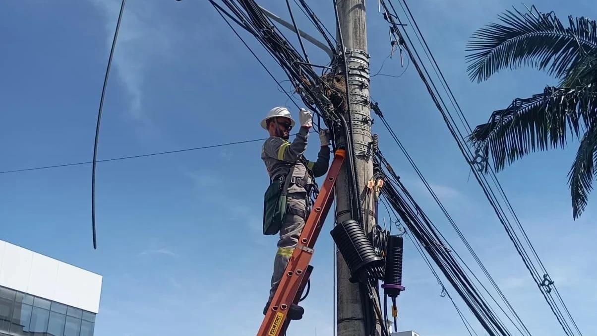 Postes com fios caídos? Saiba os cuidados que devem ser tomados