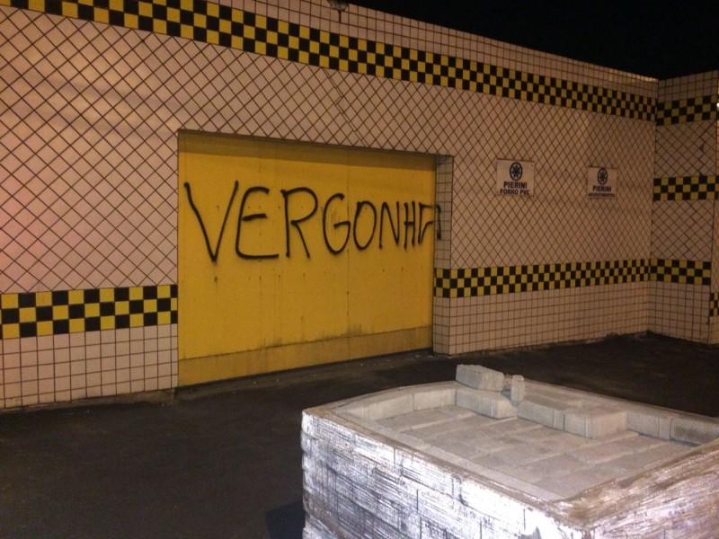 Portão do H.H. é pichado logo após a derrota para o Guarani