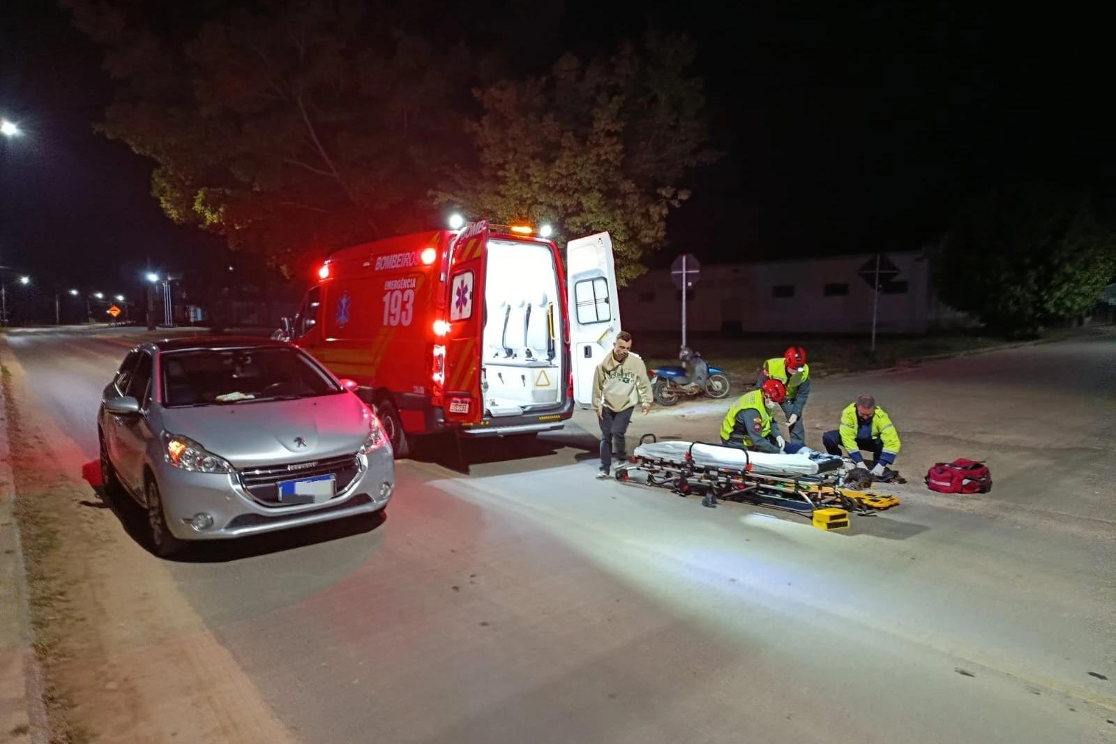 Mulher fica ferida após colisão entre automóvel e motocicleta