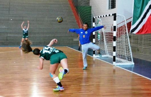 Handebol feminino vence primeira partida nos Joguinhos Abertos