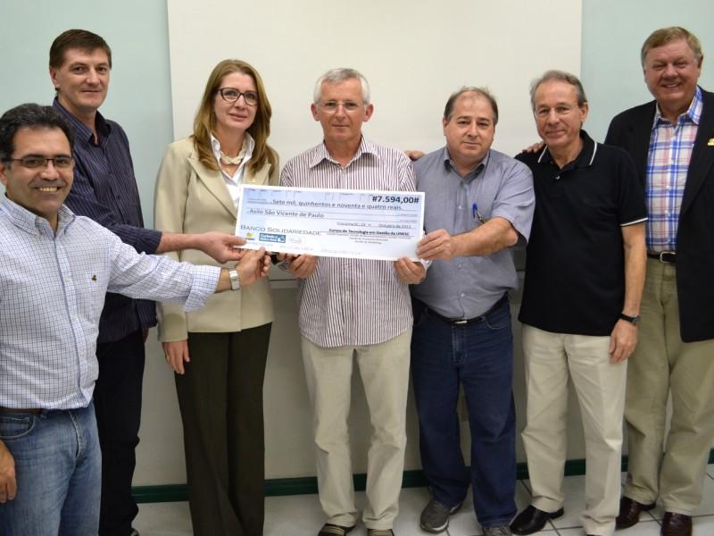 Asilo São Vicente de Paulo recebe cheque e outras doações da Unesc
