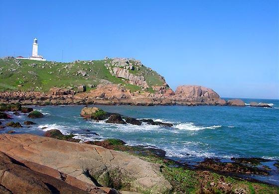 Primos caem de costão e um jovem está desaparecido no mar
