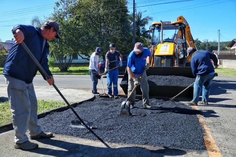 Prefeitura realiza operação tapa-buraco nas ruas de Nova Veneza