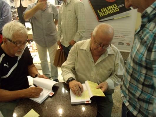 Lauro Búrigo e Paulo Brito autografam livro no Shopping Della