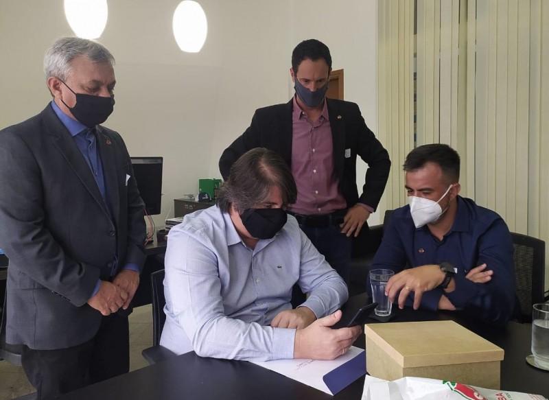 Piscina olímpica: diretoria do Mampituba apresenta projeto em Brasília