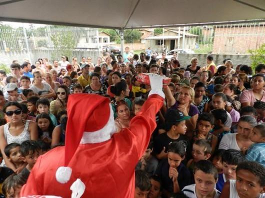 Bairro Vida Nova recebe 340 brinquedos através do Colégio São Bento 