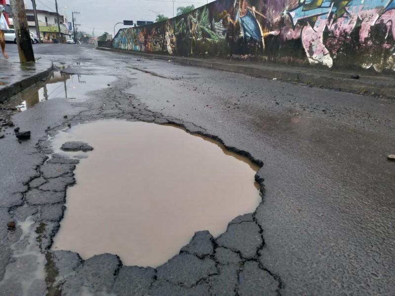 As crateras escondidas nas poças de água em Criciúma 