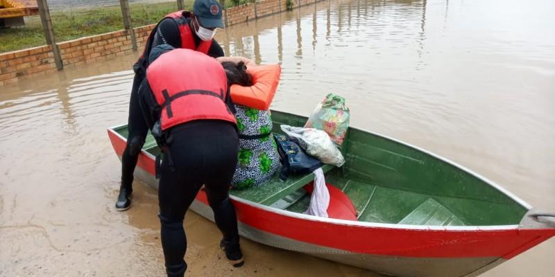 Avó e neto são retirados de casa que alagou durante chuva